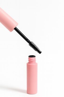 معالج طبيعي للحواجب والرموش